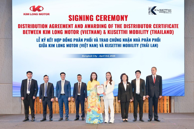 Đại diện KIM LONG MOTOR trao giấy chứng nhận cho KIJSETTHI Mobility l&agrave; nh&agrave; ph&acirc;n phối ủy quyền c&aacute;c sản phẩm KIM LONG MOTOR tại thị trường Th&aacute;i Lan