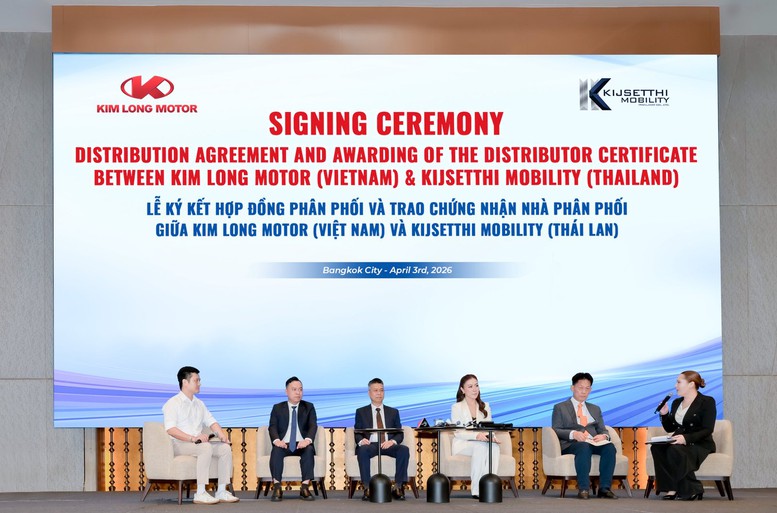 Việc k&yacute; kết kh&ocirc;ng chỉ l&agrave; cột mốc đ&aacute;nh dấu việc thiết lập nh&agrave; ph&acirc;n phối đầu ti&ecirc;n của KIM LONG MOTOR tại khu vực Đ&ocirc;ng Nam &Aacute;, m&agrave; c&ograve;n l&agrave; bước tiến quan trọng trong h&agrave;nh tr&igrave;nh mở rộng thị trường quốc tế, khẳng định năng lực v&agrave; vị thế của doanh nghiệp Việt trong chuỗi gi&aacute; trị to&agrave;n cầu.