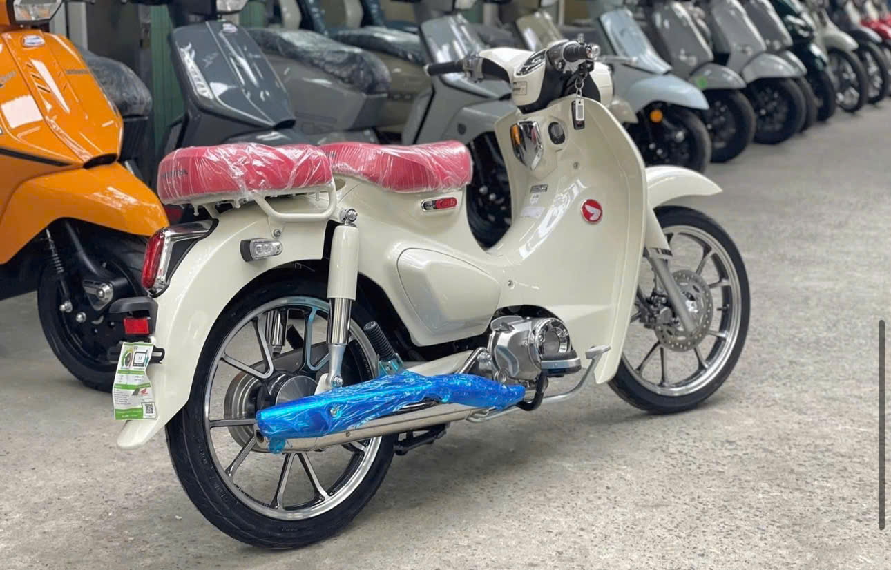 Về k&iacute;ch thước, Honda Super Cub C125 c&oacute; chiều d&agrave;i 1.910mm, rộng 718mm v&agrave; cao 1.002mm.