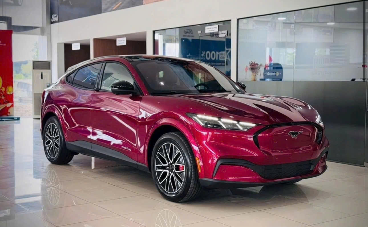 Mustang Mach-E được nhập khẩu nguy&ecirc;n chiếc từ Mỹ với duy nhất phi&ecirc;n bản Premium AWD. (Ảnh: Đại l&yacute; Ford)