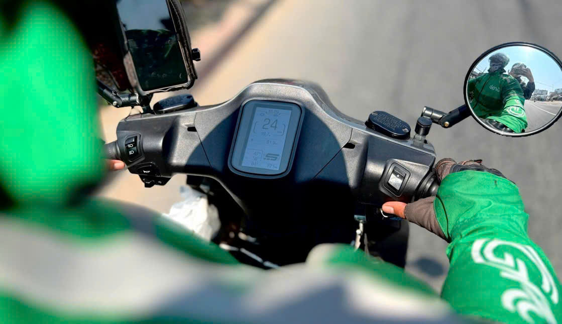 Nhiều t&agrave;i xế xe &ocirc;m c&ocirc;ng nghệ chuyển qua chạy xe điện.