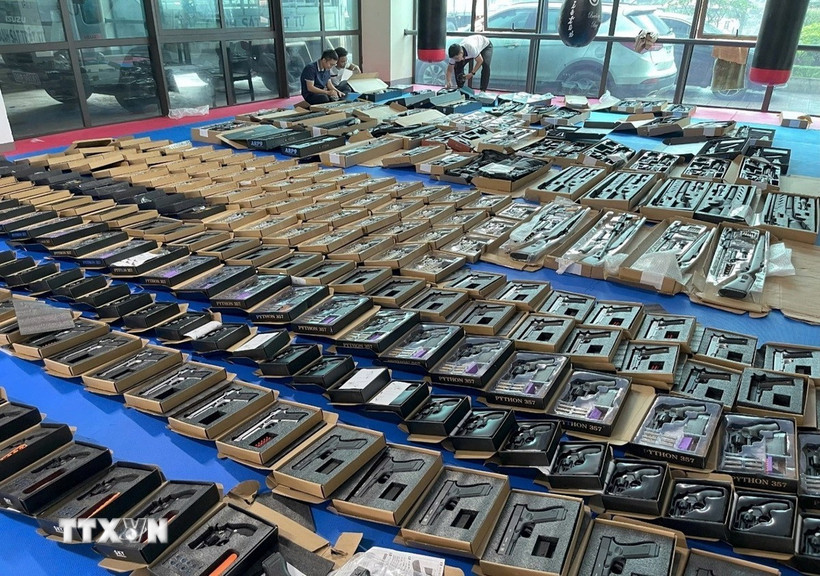 Khởi tố 12 đối tượng chế tạo, mua bán, tàng trữ vũ khí quân dụng