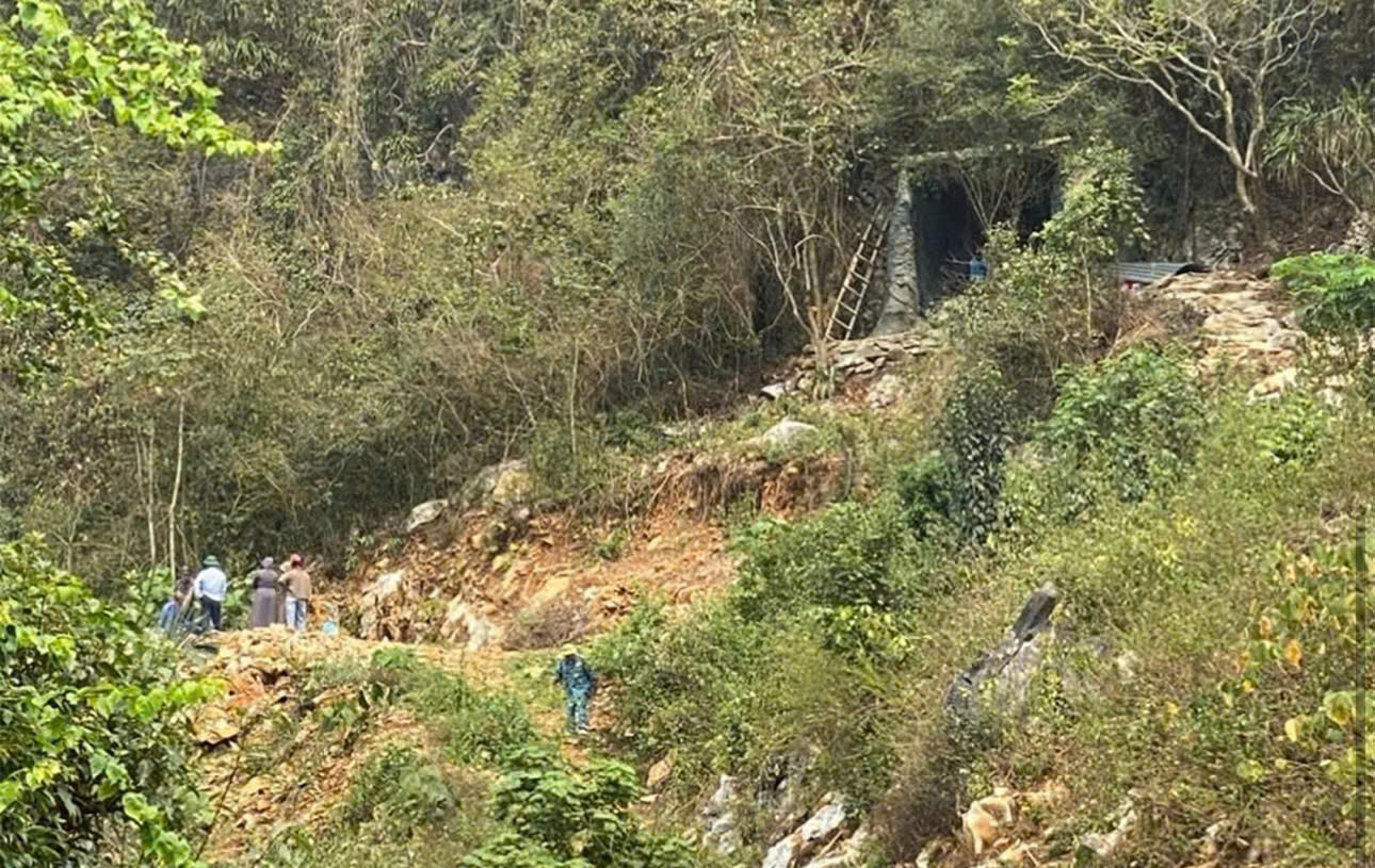 Lực lượng chức năng c&ugrave;ng người d&acirc;n đang đi s&acirc;u v&agrave;o c&aacute;c hang động, v&aacute;ch n&uacute;i... để t&igrave;m kiếm anh Dương. (Ảnh: N. Trung)