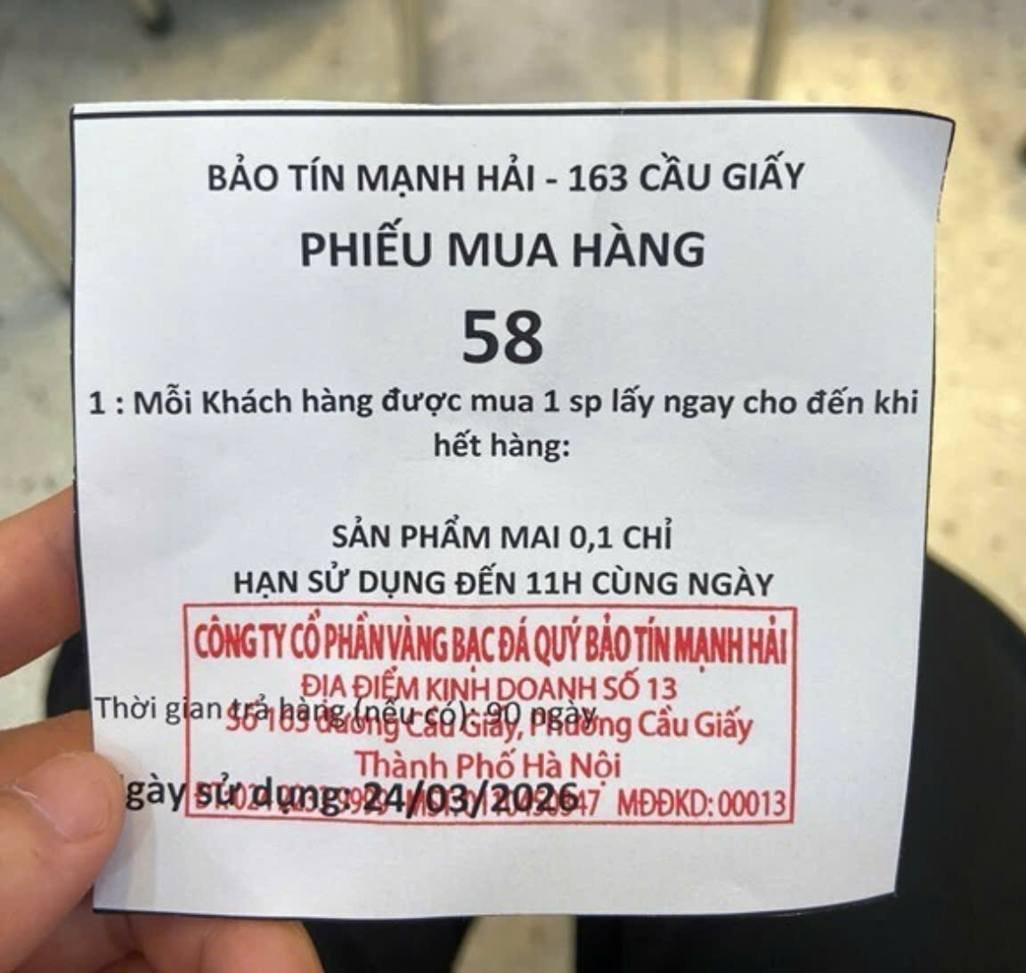 Kh&aacute;ch h&agrave;ng nhận giấy hẹn mua v&agrave;ng tại Bảo T&iacute;n Mạnh Hải.