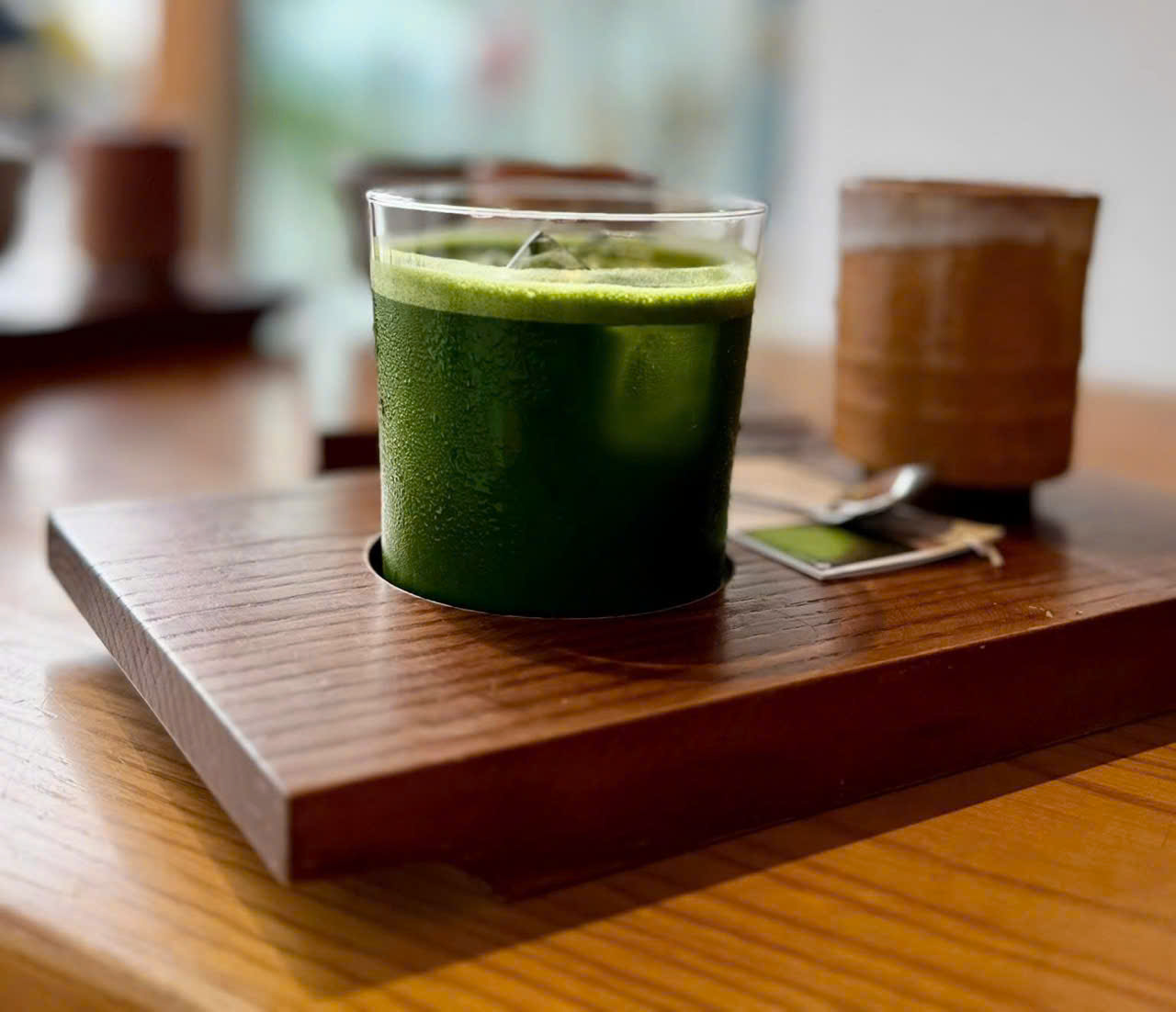 Kh&aacute;ch ngồi l&acirc;u khiến nhiều qu&aacute;n c&agrave; ph&ecirc; gặp kh&oacute; trong m&ugrave;a nắng n&oacute;ng.