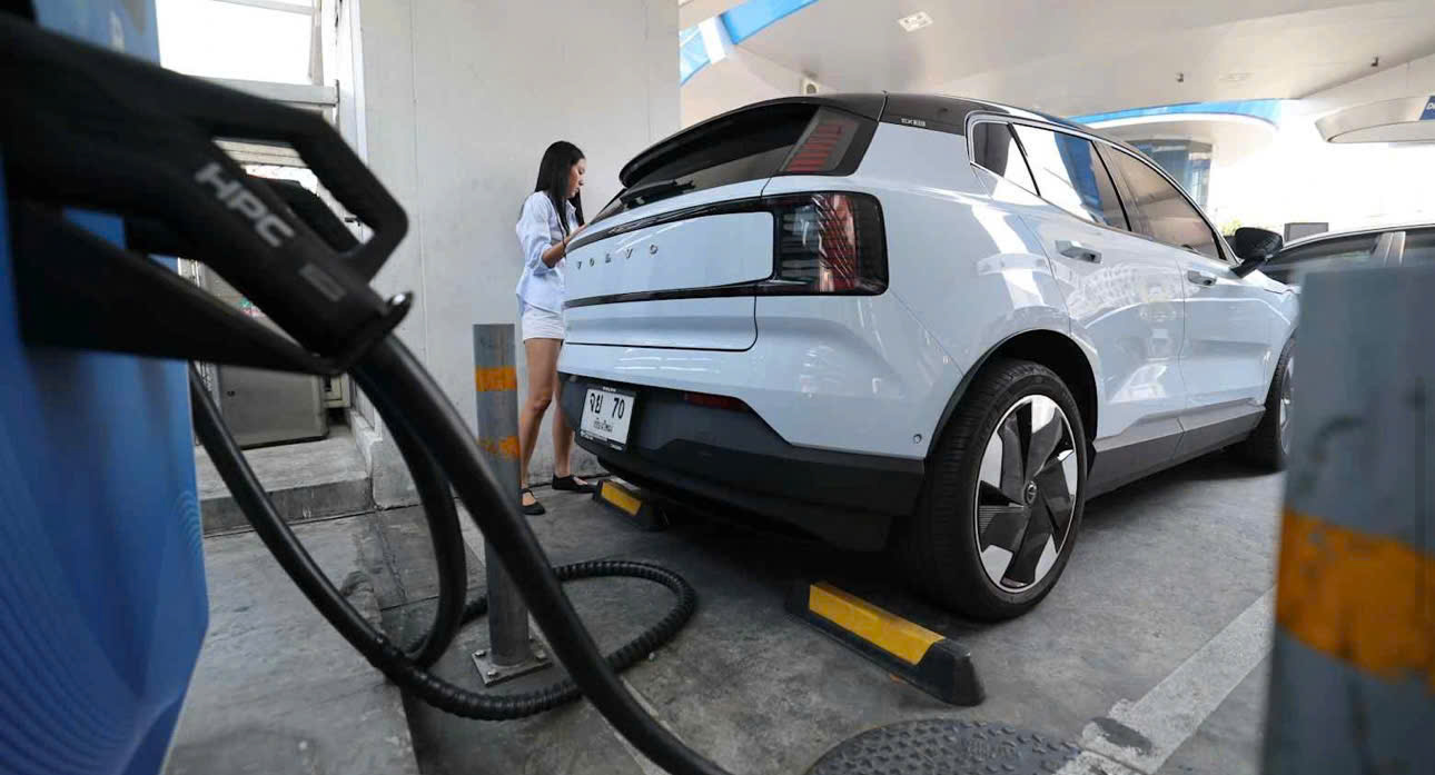 Một phụ nữ sạc xe điện tại trạm xăng PTT ở Bangkok. (Ảnh: Nikkie)