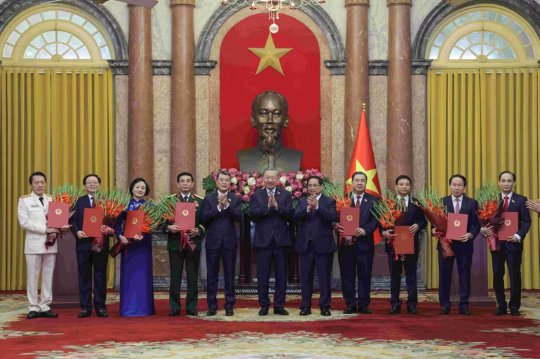 Tổng B&iacute; thư, Chủ tịch nước T&ocirc; L&acirc;m, Thủ tướng Ch&iacute;nh phủ L&ecirc; Minh Hưng, nguy&ecirc;n Thủ tướng Ch&iacute;nh phủ Phạm Minh Ch&iacute;nh trao c&aacute;c Quyết định bổ nhiệm, tặng hoa c&aacute;c Ph&oacute; Thủ tướng, Bộ trưởng.