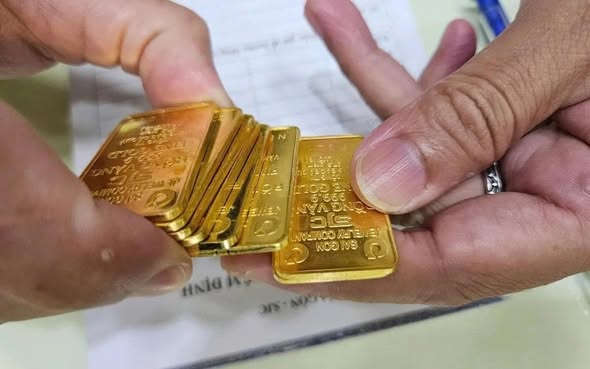 Giá vàng nới rộng đà tăng sau khi Mỹ tạm đình chỉ kế hoạch tấn công Iran