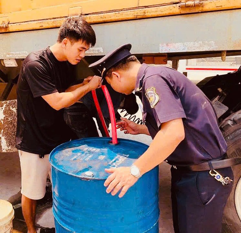 Liên tiếp phát hiện vận chuyển trái phép xăng dầu, vũ khí, ma túy