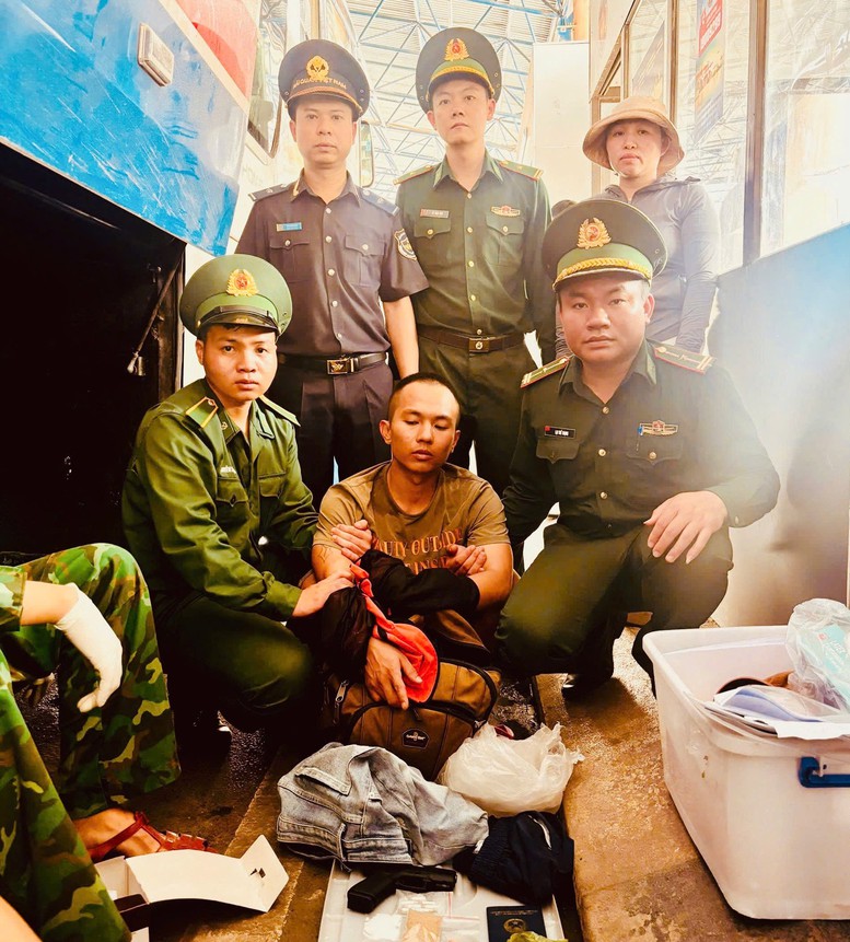 Cơ quan chức năng bắt giữ đối tượng đ&atilde; mang tang vật gồm một khẩu s&uacute;ng ngắn v&agrave; 7 vi&ecirc;n đạn từ L&agrave;o về Việt Nam