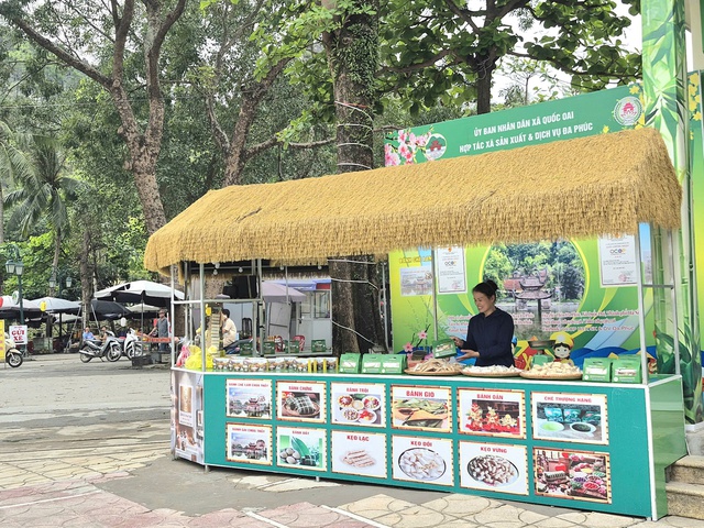 Gian h&agrave;ng trưng b&agrave;y, giới thiệu sản phẩm của HTX Sản xuất & Dịch vụ Đa Ph&uacute;c. Ảnh: VGP/Thiện T&acirc;m