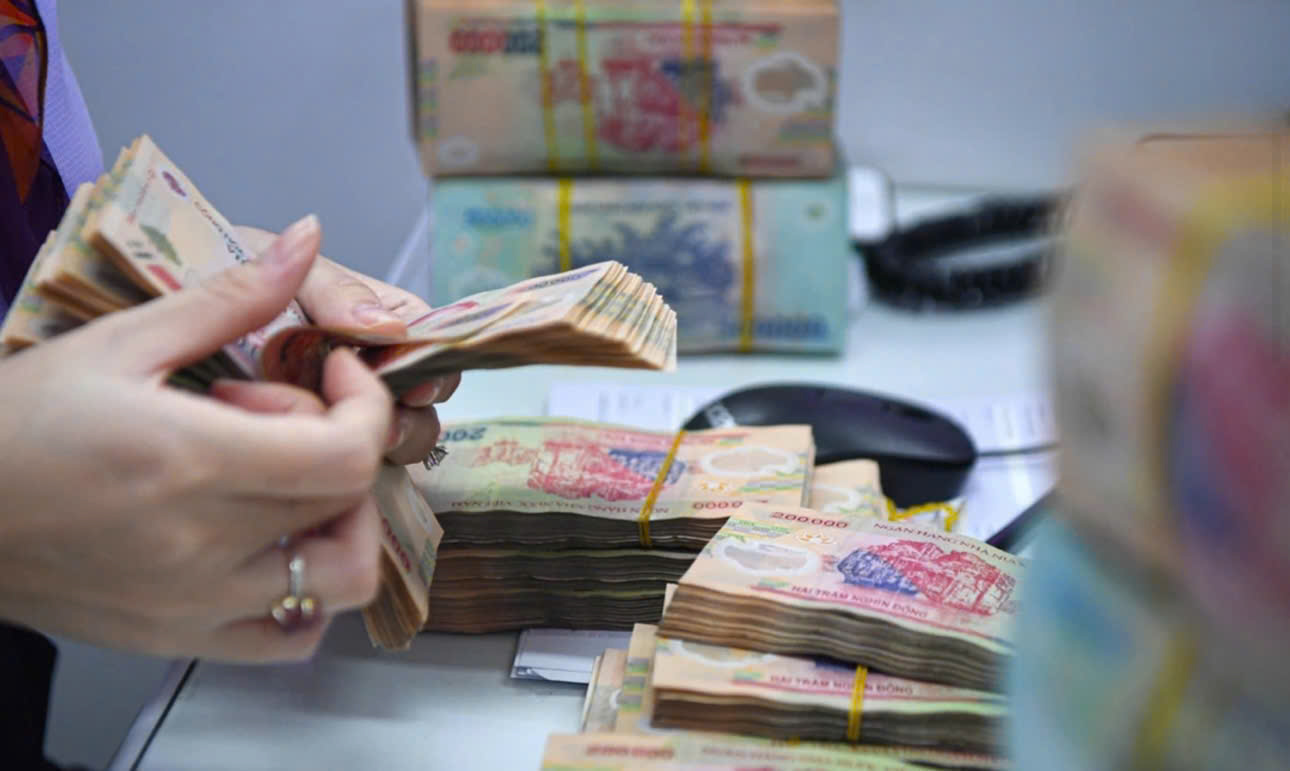 Hai ngân hàng đầu tiên hạ lãi suất huy động, thị trường bắt đầu “hạ nhiệt”