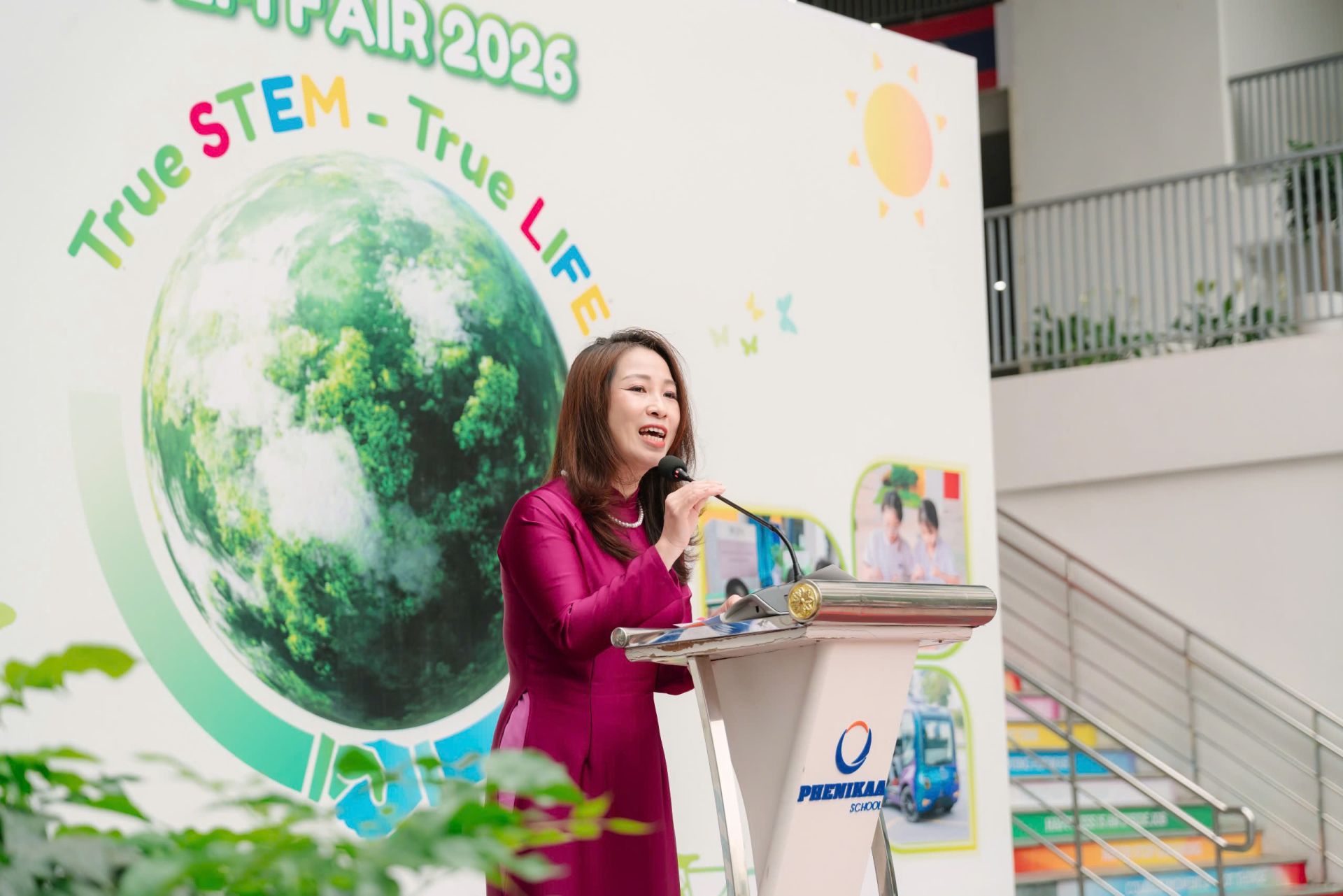 Ảnh 1: B&agrave; Nguyễn Thị Hương - Tổng Gi&aacute;m đốc Phenikaa School ph&aacute;t biểu khai mạc sự kiện.
