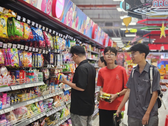 Trong qu&yacute; I năm 2026, tổng mức b&aacute;n lẻ h&agrave;ng h&oacute;a v&agrave; doanh thu dịch vụ ti&ecirc;u d&ugrave;ng tr&ecirc;n địa b&agrave;n TPHCM ước đạt 474.556 tỷ đồng, tăng 13,3% so với c&ugrave;ng kỳ.