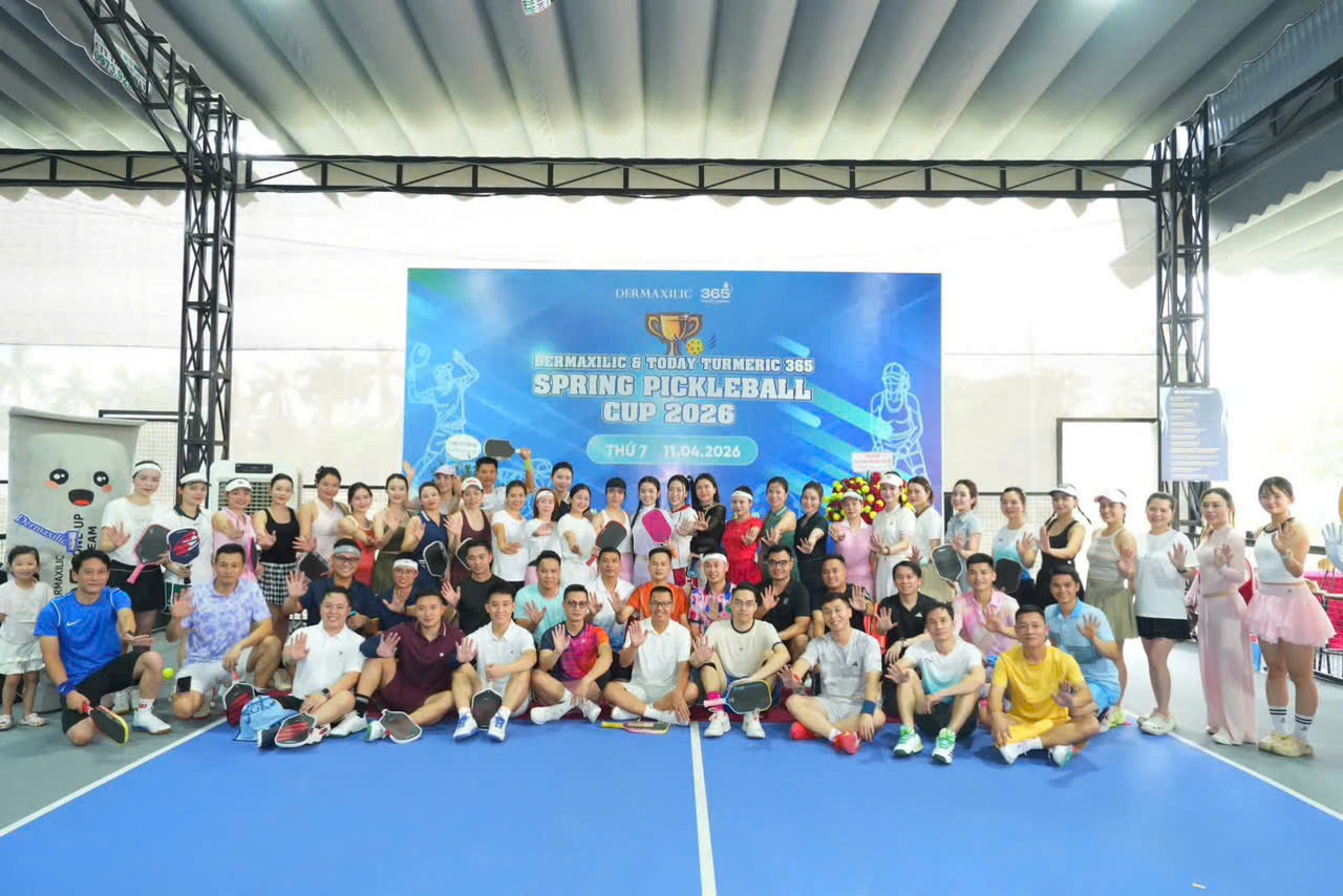 C&aacute;c doanh nghiệp ng&agrave;nh mỹ phẩm v&agrave; chăm s&oacute;c sức khỏe chụp ảnh lưu niệm tại Spring Pickleball Cup 2026, lan tỏa tinh thần kết nối v&agrave; hợp t&aacute;c.