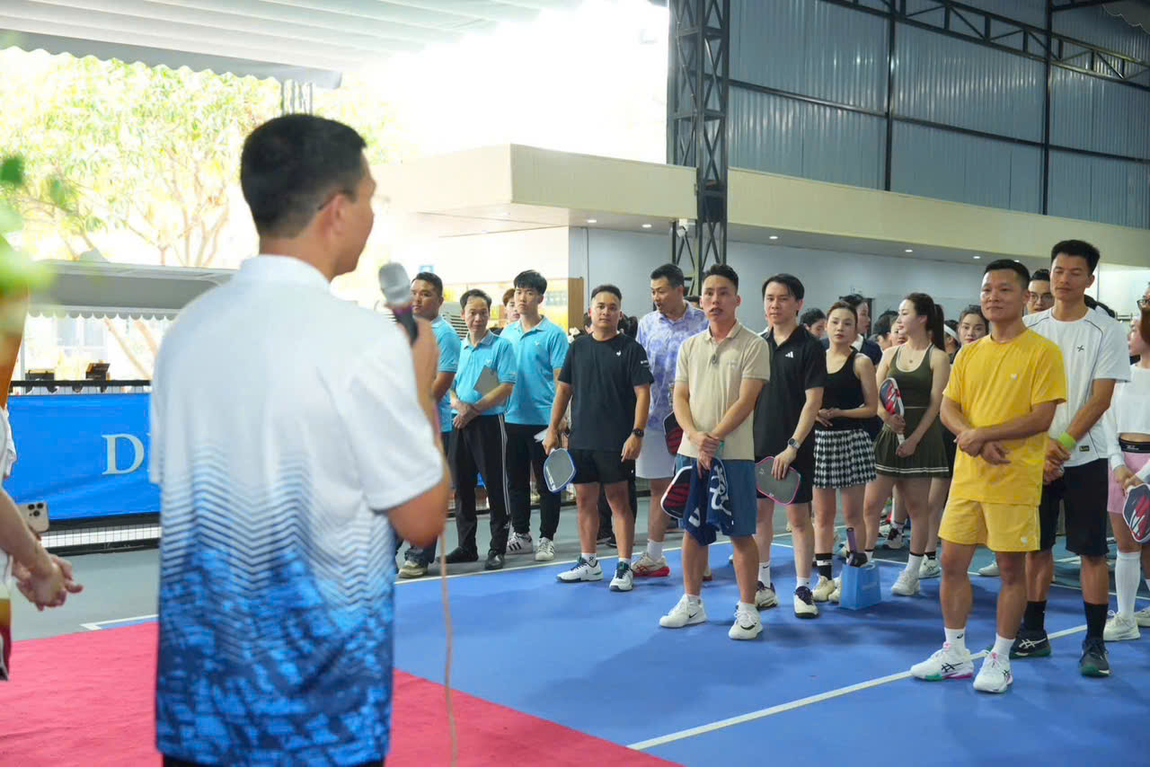 Ban tổ chức ph&aacute;t biểu khai mạc, c&aacute;c vận động vi&ecirc;n v&agrave; doanh nghiệp tham dự lắng nghe trước khi bước v&agrave;o thi đấu.