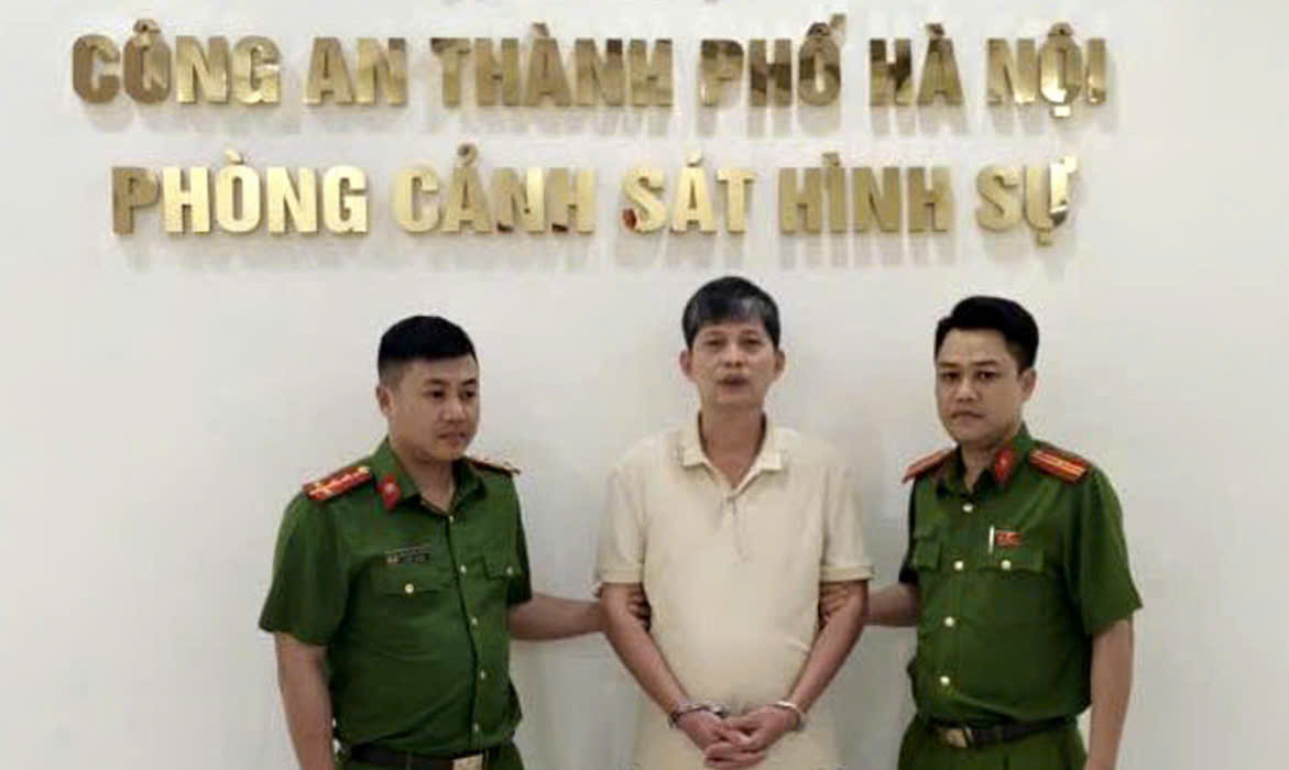 Khởi tố, bắt tạm giam người đàn ông đỗ xe chắn barie chung cư ở Hà Nội