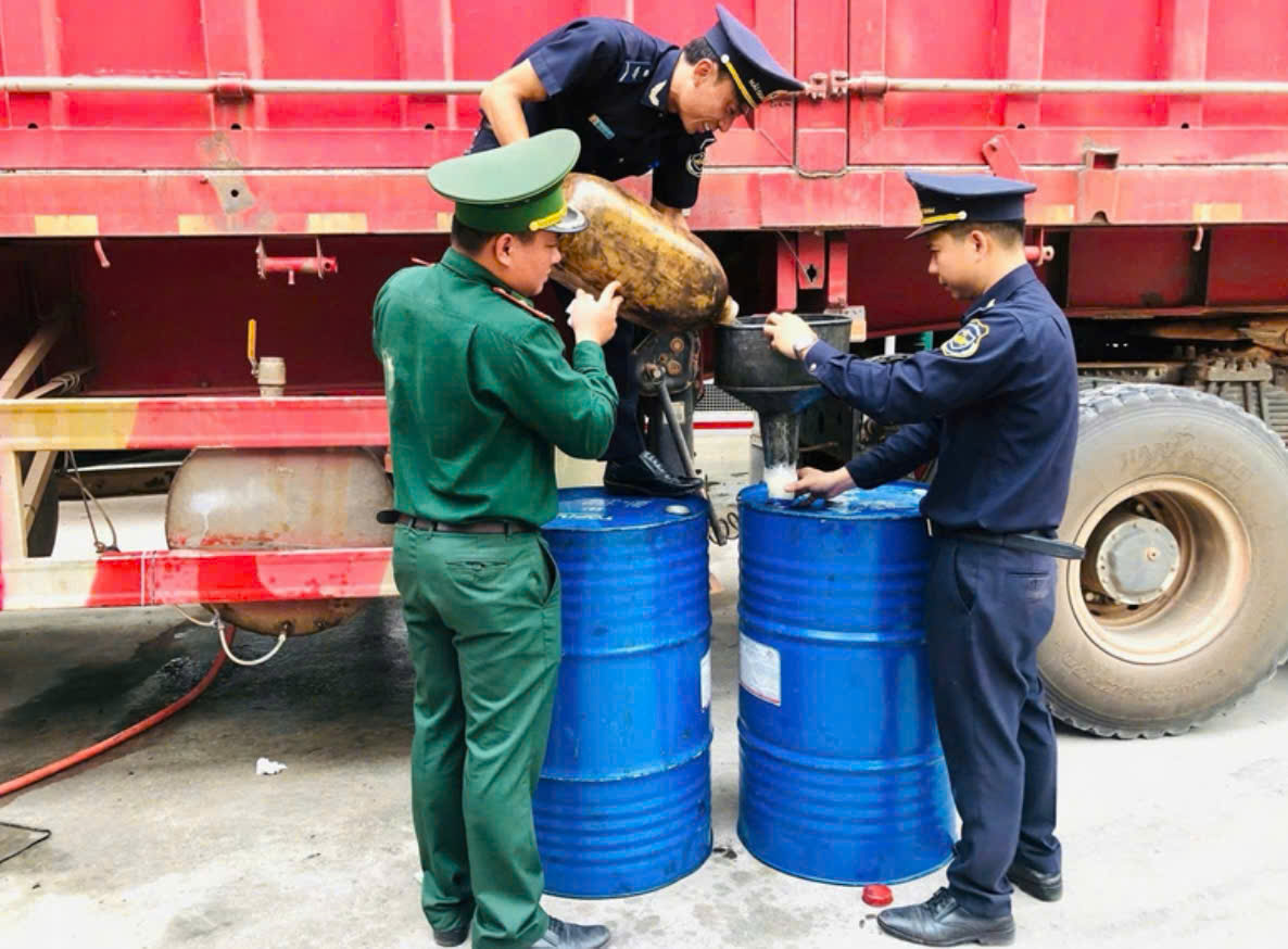 Phát hiện 400 lít dầu diesel giấu dưới gầm xe đầu kéo tại cửa khẩu Lao Bảo