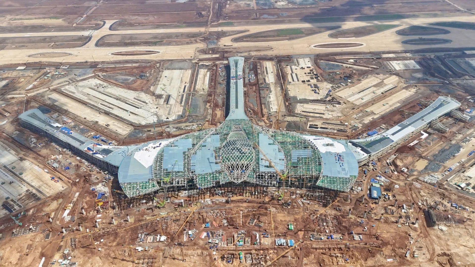 Sân bay Long Thành đối mặt khó khăn kép: Nhân công sụt giảm, giá đầu vào leo thang