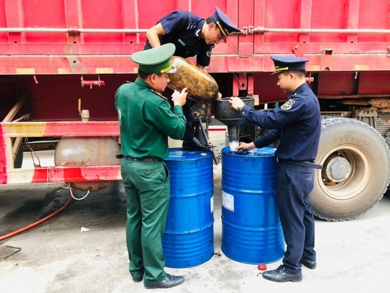 Qua kiểm tra thực tế, lực lượng chức năng ph&aacute;t hiện dưới sắt xi rơ mo&oacute;c c&oacute; gắn một th&ugrave;ng kim loại h&igrave;nh trụ tr&ograve;n, được chế tạo nhằm che giấu h&agrave;ng h&oacute;a, chia th&agrave;nh hai ngăn, trong đ&oacute; một ngăn chứa nước v&agrave; một ngăn chứa chất lỏng nghi l&agrave; dầu diesel