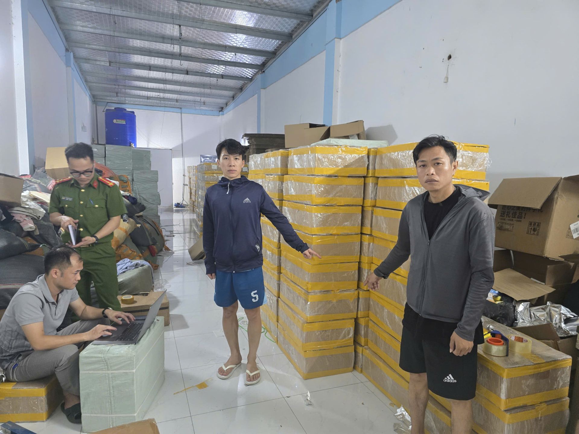 Bắc Ninh: Khởi tố 2 đối tượng tàng trữ hơn 172.000 bao thuốc lá lậu