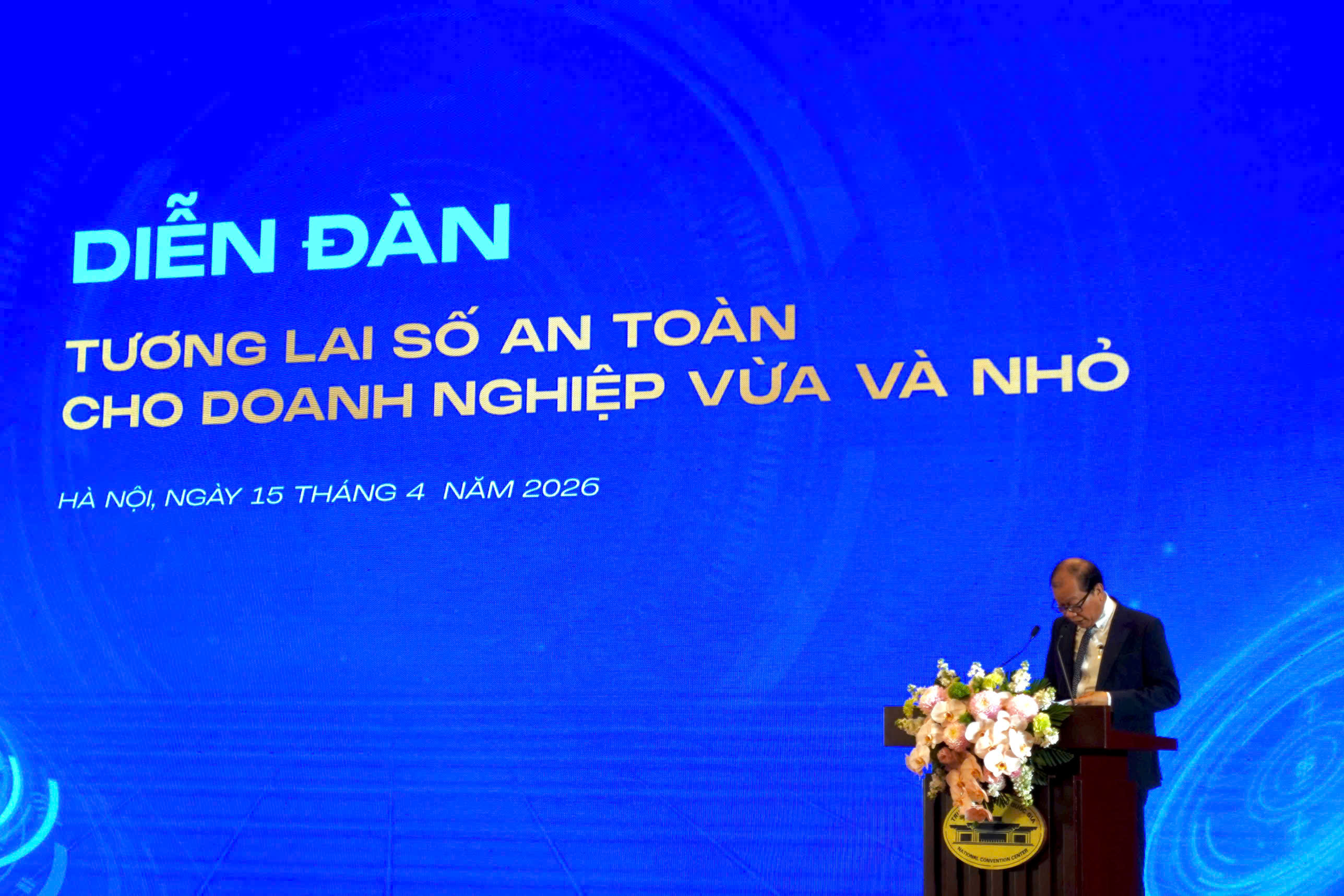 &Ocirc;ng Ho&agrave;ng Quang Ph&ograve;ng, Ph&oacute; Chủ tịch, Li&ecirc;n đo&agrave;n Thương mại v&agrave; C&ocirc;ng nghiệp Việt Nam (VCCI) ph&aacute;t biểu tại diễn đ&agrave;n