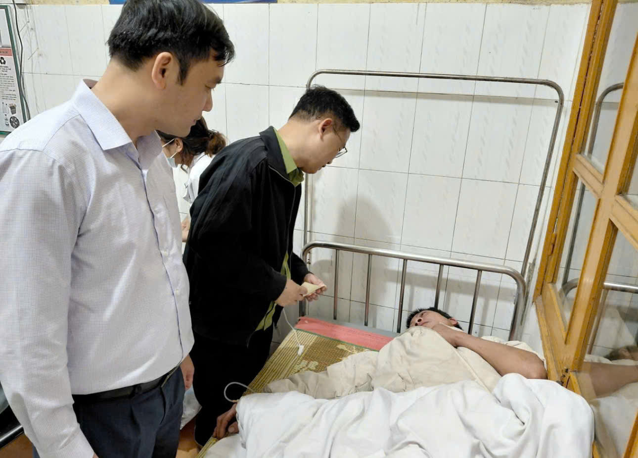 Ch&iacute;nh quyền địa phương tới thăm hỏi c&aacute;c nạn nh&acirc;n trong vụ sập nh&agrave; rạng s&aacute;ng 16/4. (Ảnh: Duy H&ograve;a)