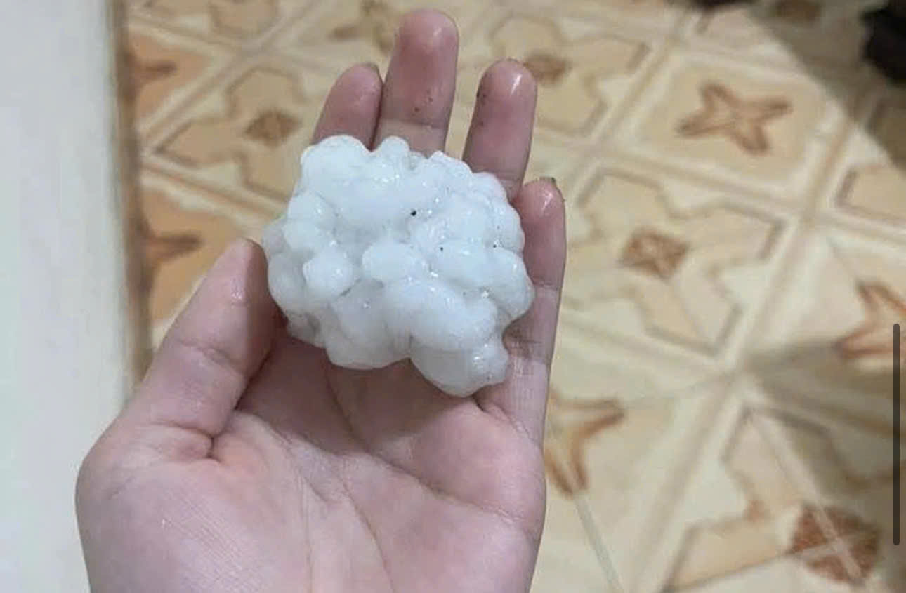 Dông lốc kèm mưa đá “khủng” tàn phá Bắc Hà, nhiều tài sản hư hại