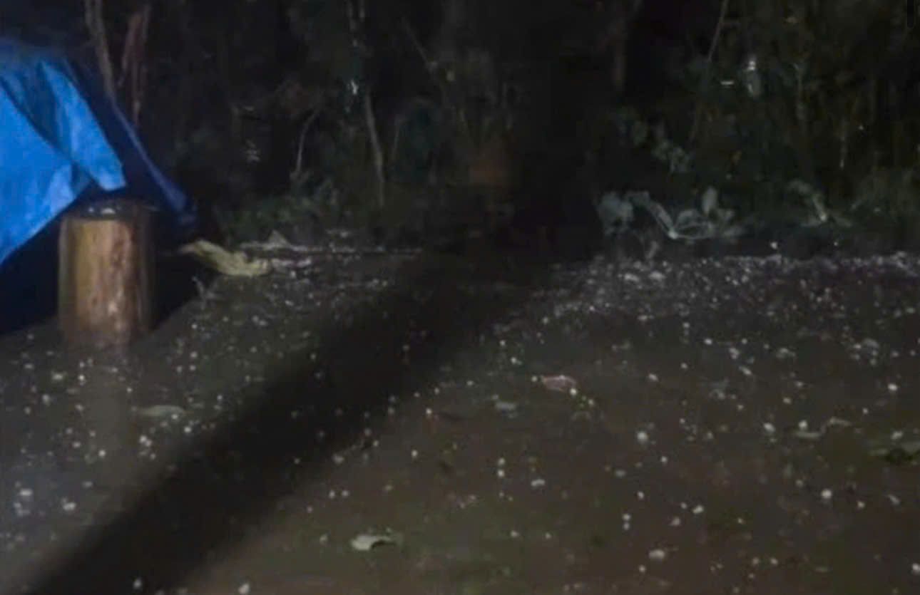 Mưa đ&aacute; tr&uacute;t xuống x&atilde; Bắc H&agrave; rạng s&aacute;ng 16/4. (Ảnh: Cắt từ clip)