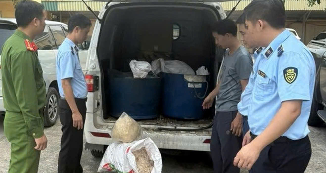 Phát hiện 415kg mỡ, bì lợn ôi thiu trên xe tải ở Hưng Yên