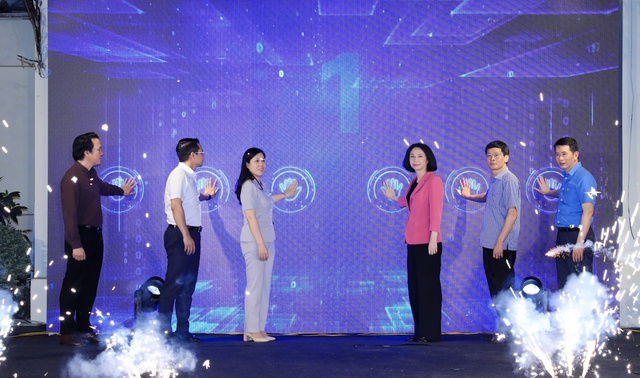 C&aacute;c đại biểu nhấn n&uacute;t ra mắt Cổng th&ocirc;ng tin an to&agrave;n thực phẩm. Ảnh: VGP/Thiện T&acirc;m