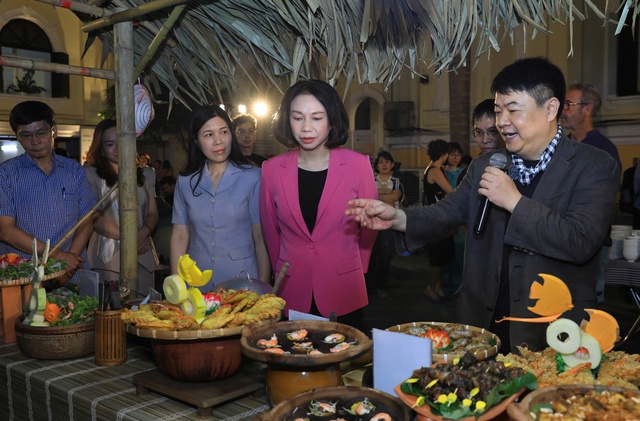 Hoạt động trải nghiệm tinh hoa ẩm thực H&agrave; Nội tại chương tr&igrave;nh. Ảnh: VGP/Thiện T&acirc;m