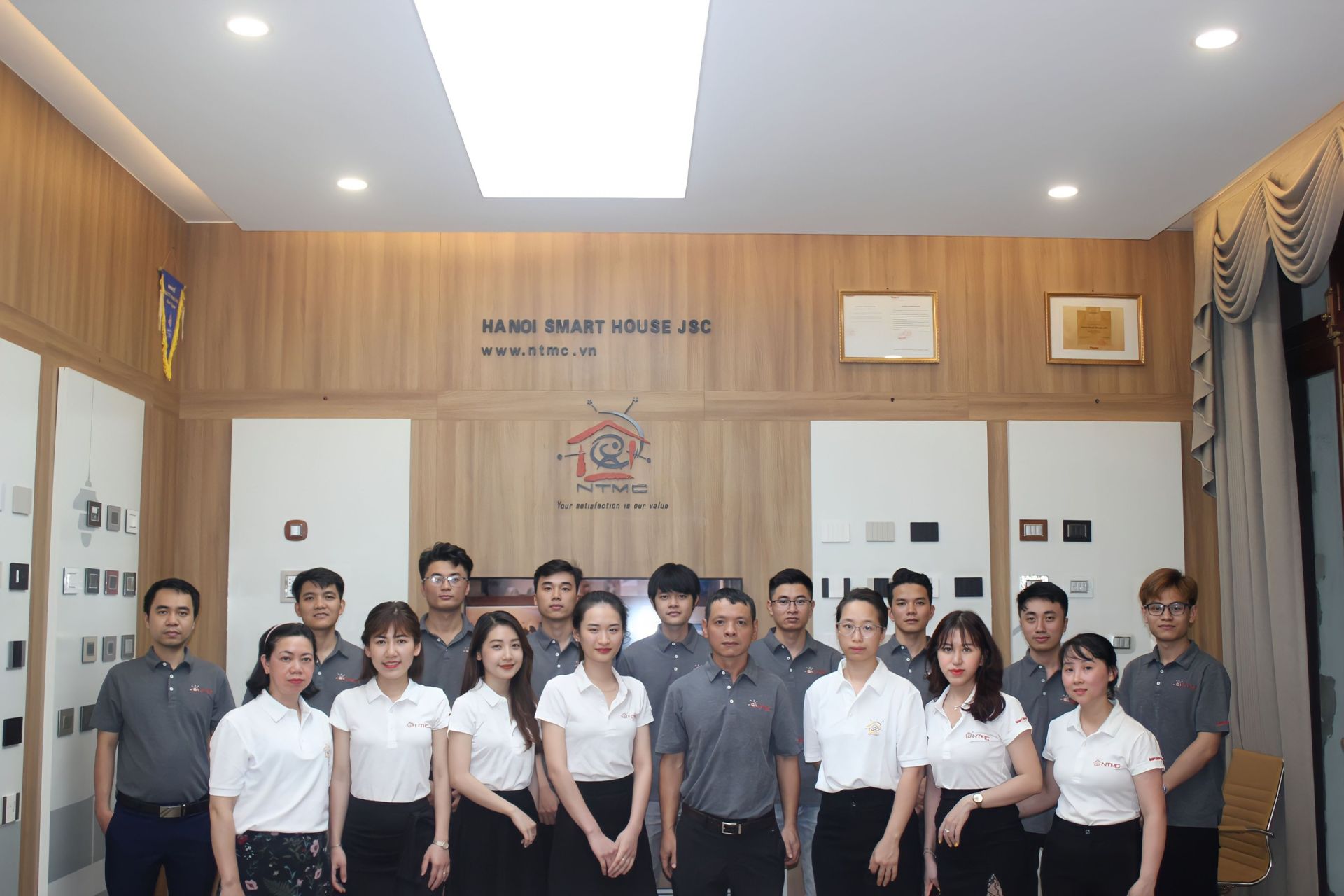 Ban l&atilde;nh đạo c&ugrave;ng đội ngũ nh&acirc;n sự NTMC