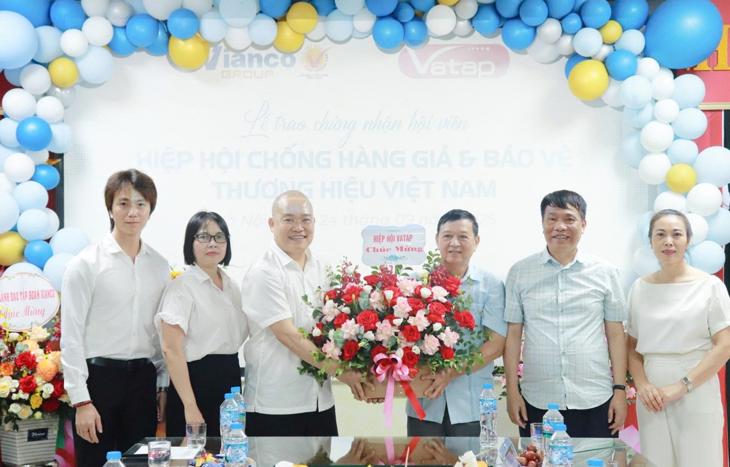 Đại diện VATAP trao tặng hoa v&agrave; chứng nhận cho đại diện Tập đo&agrave;n Vianco