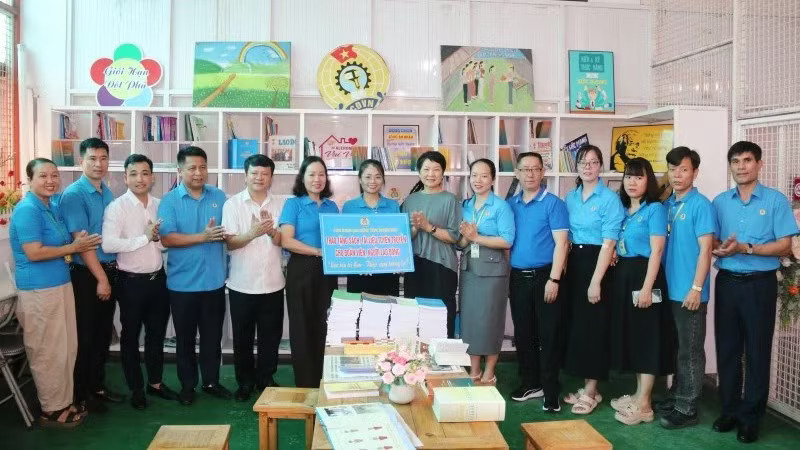 Trao hàng nghìn suất quà cho công nhân dịp “Tháng Công nhân”