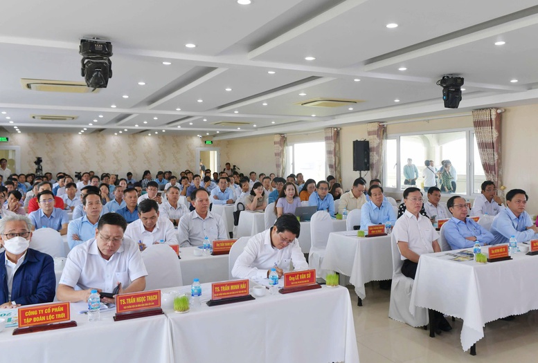 C&aacute;c đại biểu tham dự Hội thảo kết nối sản xuất, ti&ecirc;u thụ ng&agrave;nh h&agrave;ng l&uacute;a gạo ng&agrave;y 26/4 - Ảnh: VGP/LS