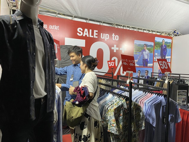 Nhiều mặt h&agrave;ng thời trang giảm gi&aacute; l&ecirc;n đến 50%. Ảnh: VGP/TL