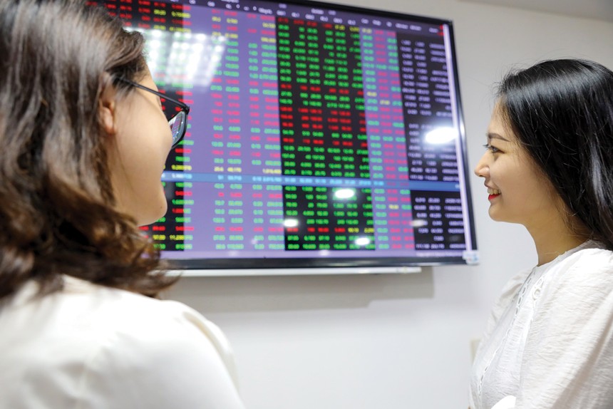 Giao dịch chứng khoán sáng 7/5: Cổ phiếu Vingroup trở lại giúp VN-Index thử thách mốc 1.900 điểm