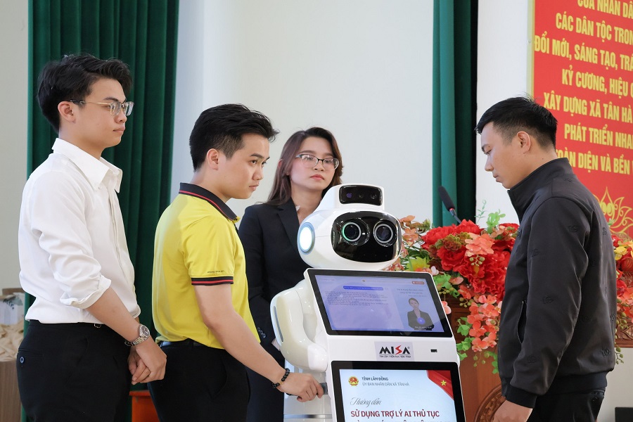 Xã Tân Hà Lâm Hà: Đưa Robot AI vào phục vụ hành chính công, nâng trải nghiệm người dân trong kỷ nguyên số