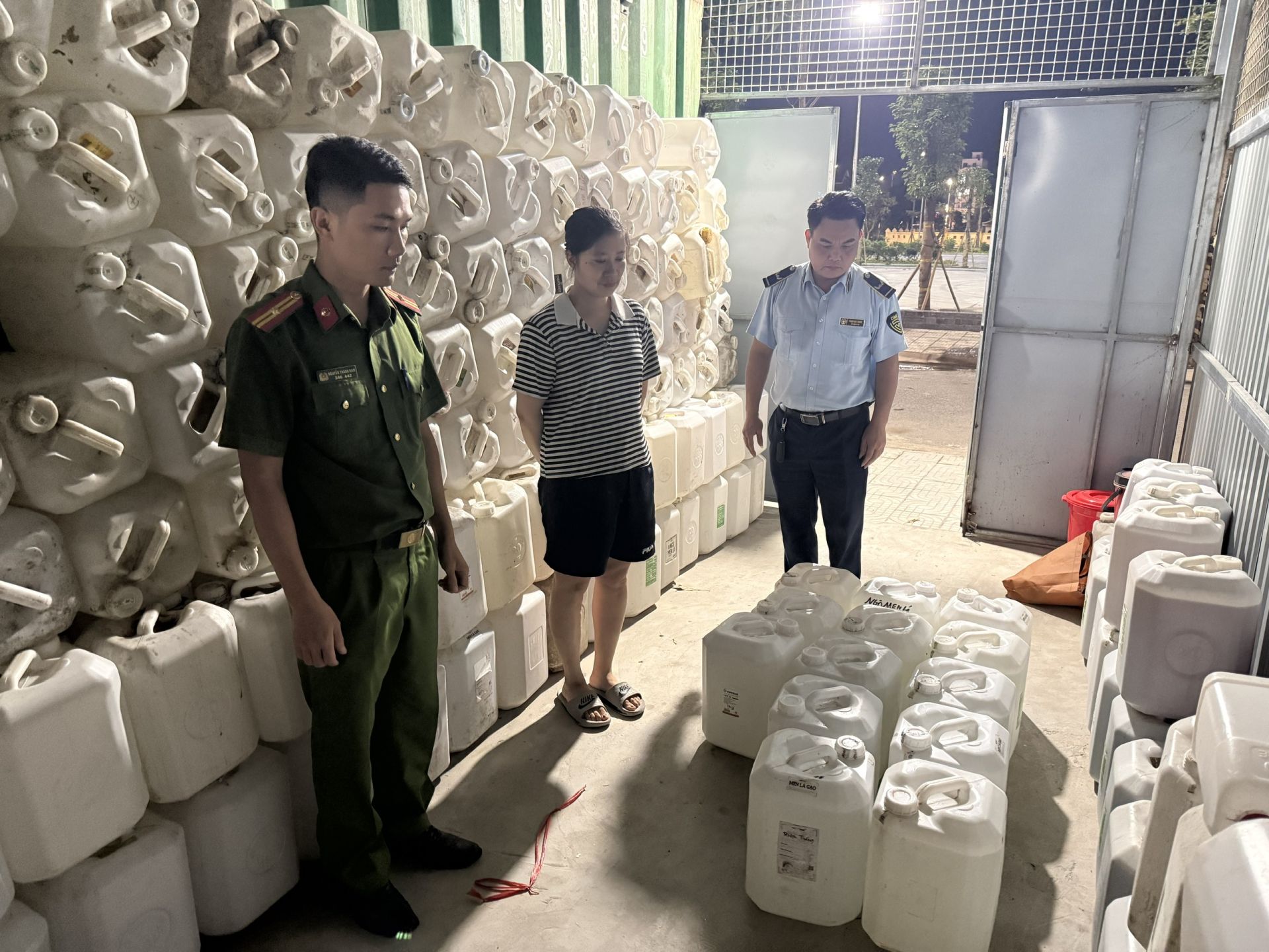 Ninh Bình: Phát hiện, xử lý cơ sở kinh doanh rượu không rõ nguồn gốc, xuất xứ