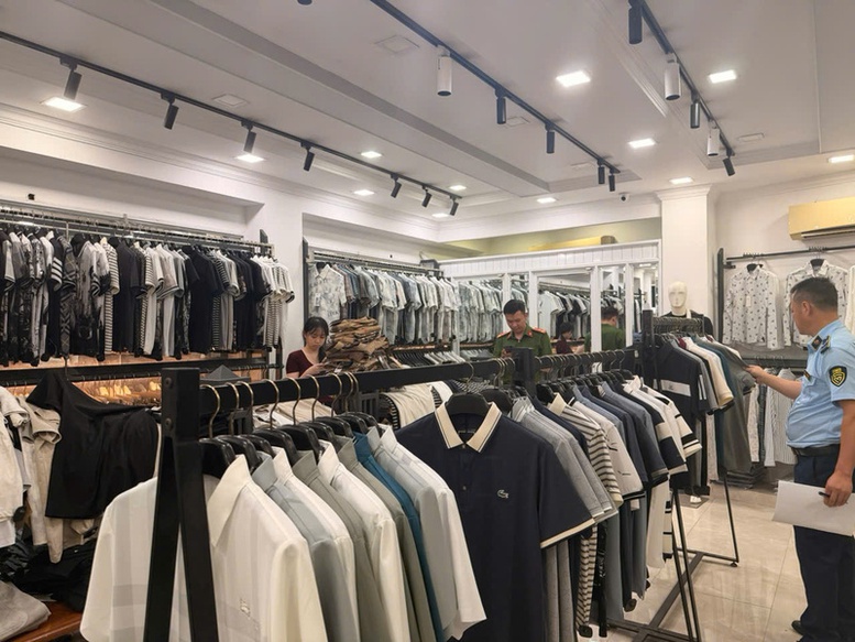 Lực lượng chức năng kiểm tra cơ sở kinh doanh vi phạm tại H&agrave; Nội - Ảnh: DMS