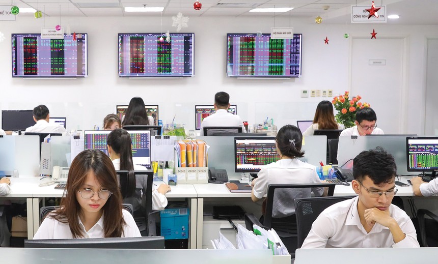 Giao dịch chứng khoán sáng 15/5: Bluechip suy yếu, thị trường điều chỉnh