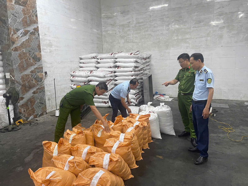 Hà Nội: Đội Quản lý thị trường số 24 xử lý 45 vụ việc vi phạm về an toàn thực phẩm