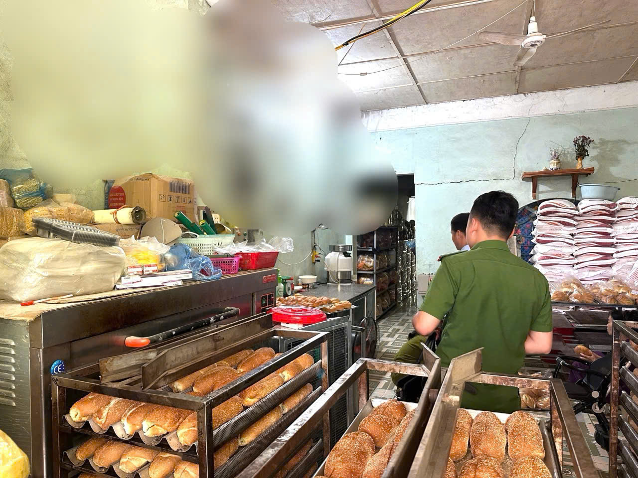 Lào Cai: Công an xã Văn Bàn xử phạt cơ sở sản xuất bánh mỳ vi phạm quy định an toàn thực phẩm