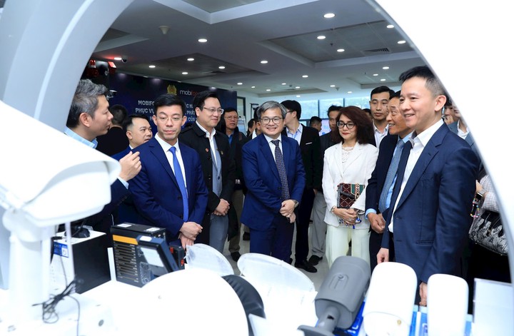 C&aacute;c đại biểu tham quan kh&ocirc;ng gian trưng b&agrave;y v&agrave; tr&igrave;nh diễn c&ocirc;ng nghệ tại s&agrave;n giao dịch c&ocirc;ng nghệ H&agrave; Nội (Ảnh: B&aacute;o H&agrave; nội mới).
