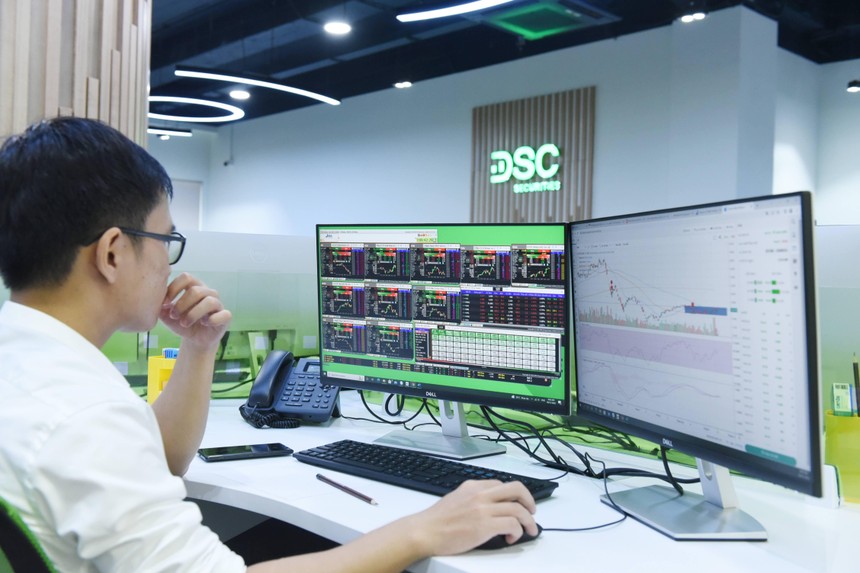 Giao dịch chứng khoán sáng 21/5: Cổ phiếu lớn “cản chân” thị trường