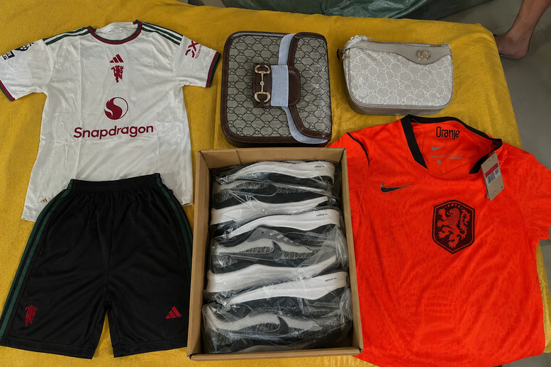 H&agrave;ng chục ngh&igrave;n sản phẩm nghi giả mạo c&aacute;c thương hiệu nổi tiếng như Nike, Adidas, Gucci, Chanel&hellip; bị bắt giữ khi đang được vận chuyển qua bi&ecirc;n giới