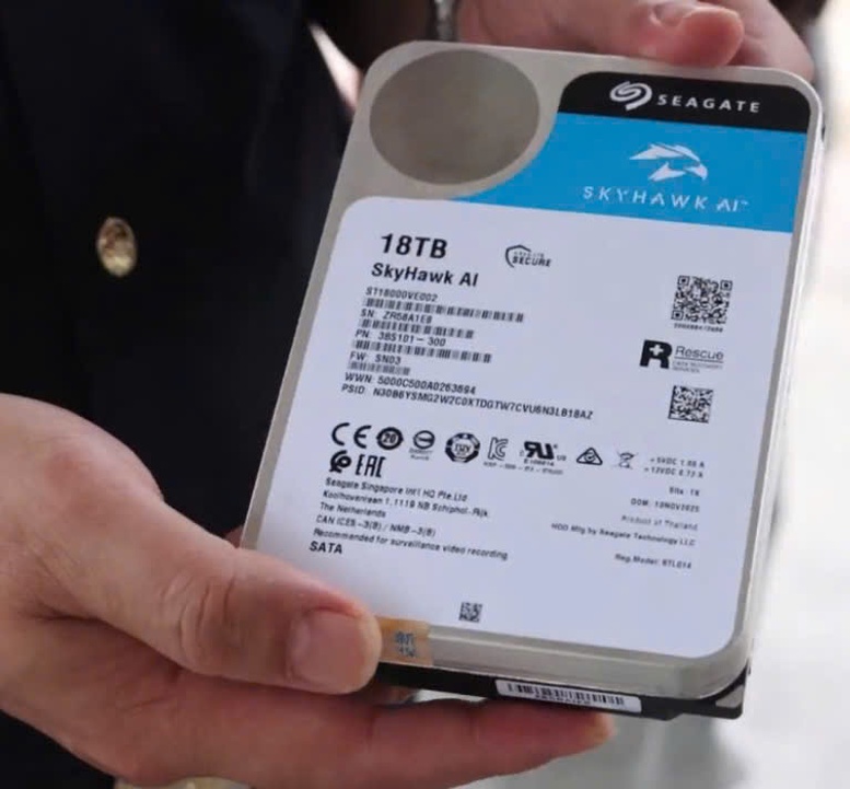 Căn cứ đơn đề nghị từ ph&iacute;a c&ocirc;ng ty luật đại diện của Seagate Technology LLC tại Việt Nam, Hải quan tạm giữ l&ocirc; h&agrave;ng gồm 264 ổ cứng mang nh&atilde;n hiệu "Seagate", tổng trị gi&aacute; khai b&aacute;o tr&ecirc;n 3,5 tỷ đồng.
