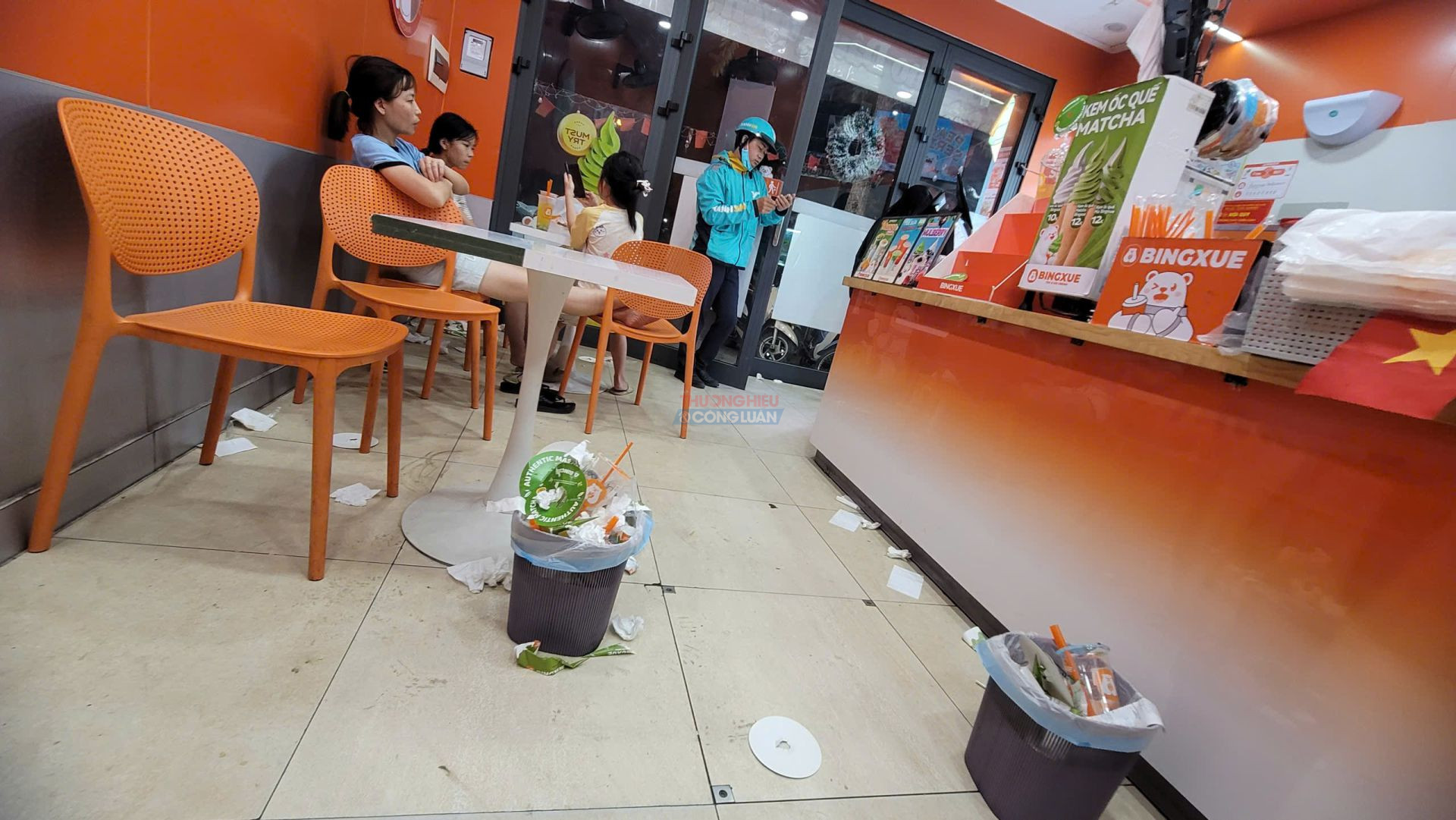 Trà sữa, kem BingXue Dương Nội: Tiềm ẩn nguy cơ mất an toàn thực phẩm vì rác thải và "tay trần"