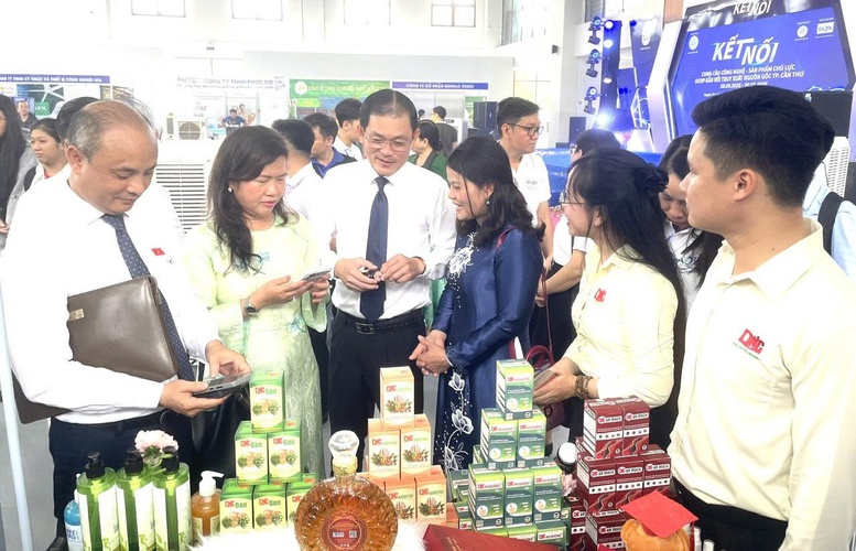 C&aacute;c đại biểu tham quan c&aacute;c gian h&agrave;ng tại sự kiện - Ảnh: VGP/LS